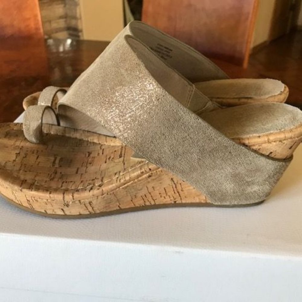 Donald J. Pliner Gold Tan Sandals Wedges Wedge Size 8